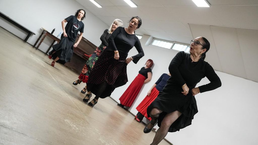 La Tani durant una classe de flamenc a la seva escola