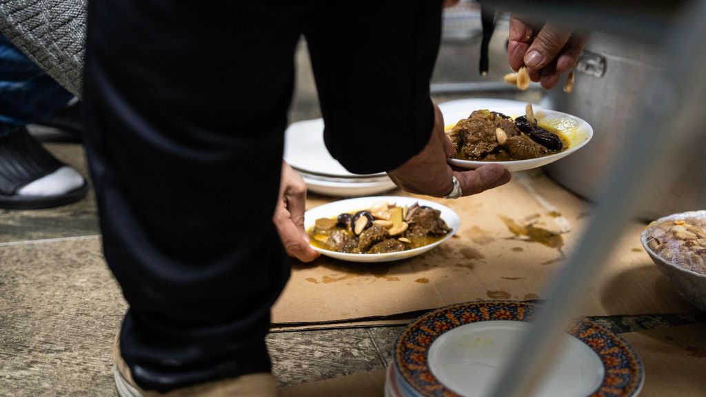 Plats de menjar durant l'iftar a la Mesquita del Carmel