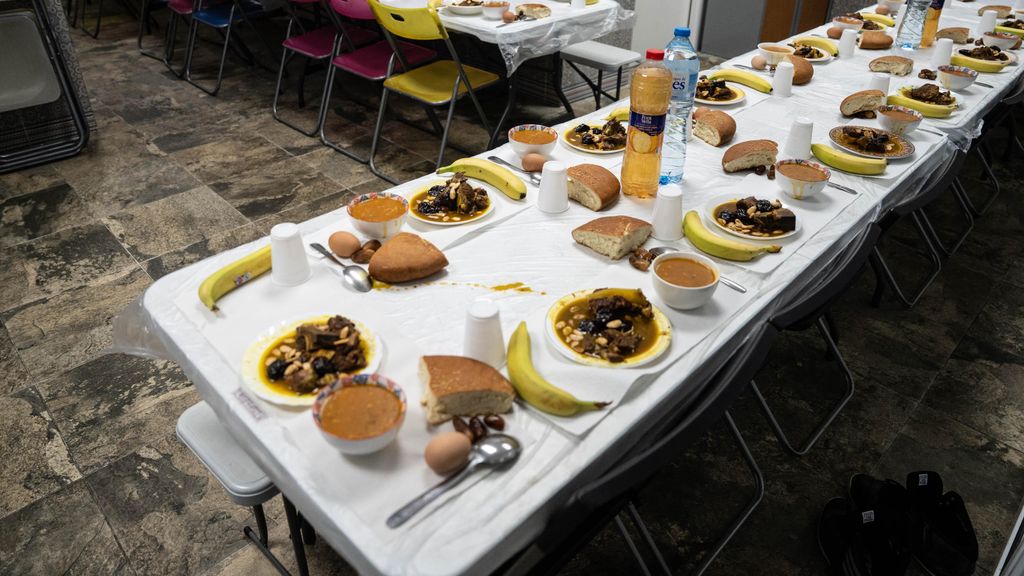 Plats de menjar preparats a la Mesquita del Carmel