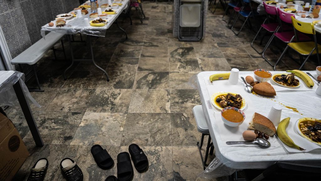 Taules preparades per a l'iftar a la Mesquita del Carmel