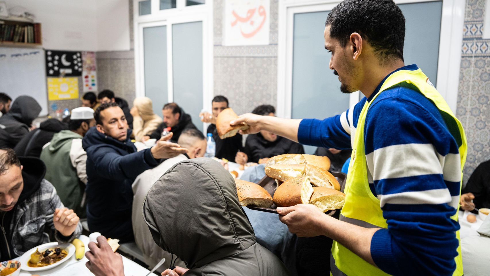 Un voluntarios en la Mezquita del Carmen
