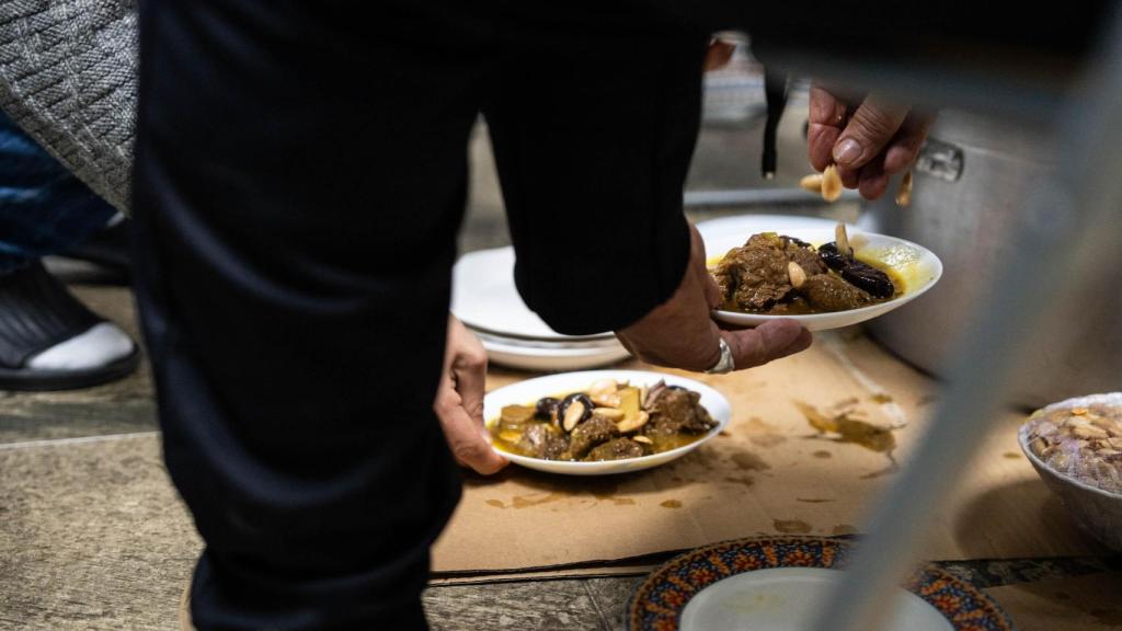 Platos de comida durante el ifatr en la Mezquita del Carmel