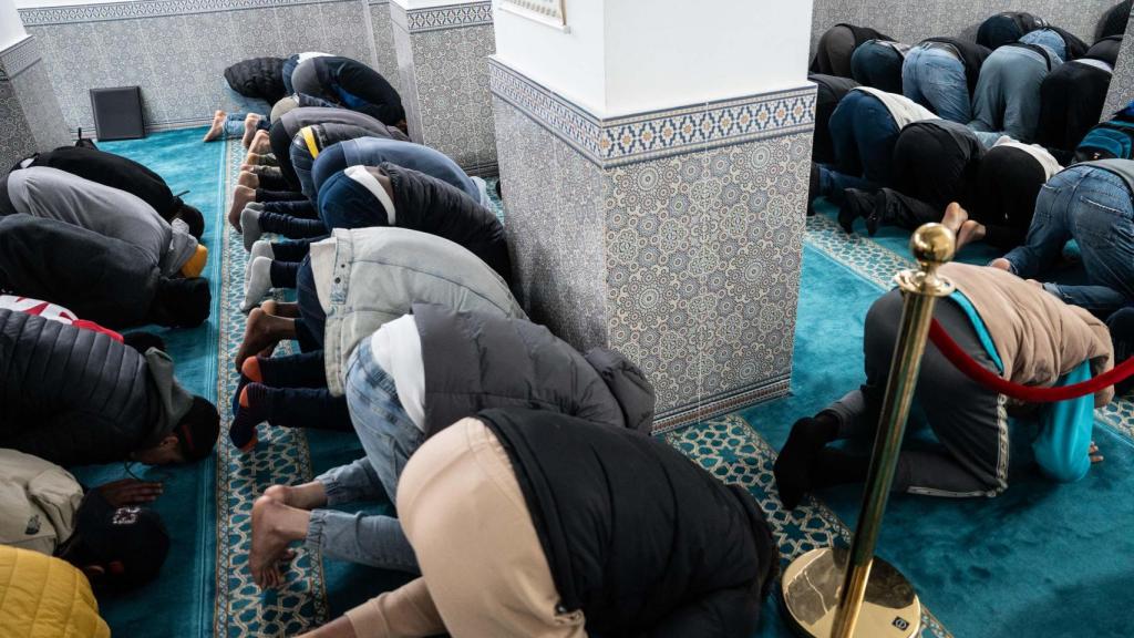 Rezo previo al iftar en la Mezquita del Carmel