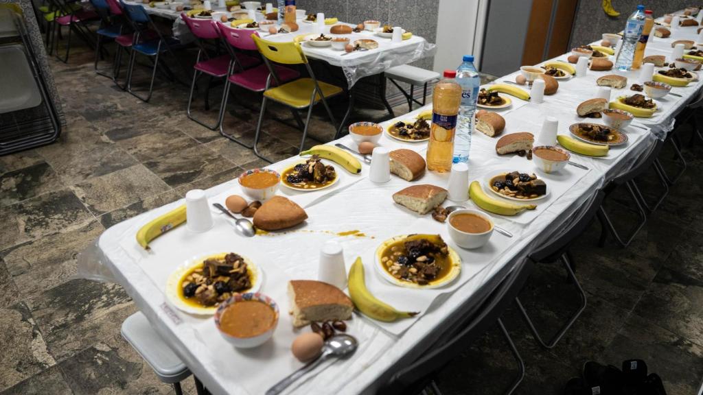 Platos de comida preparados en la Mezquita del Carmel