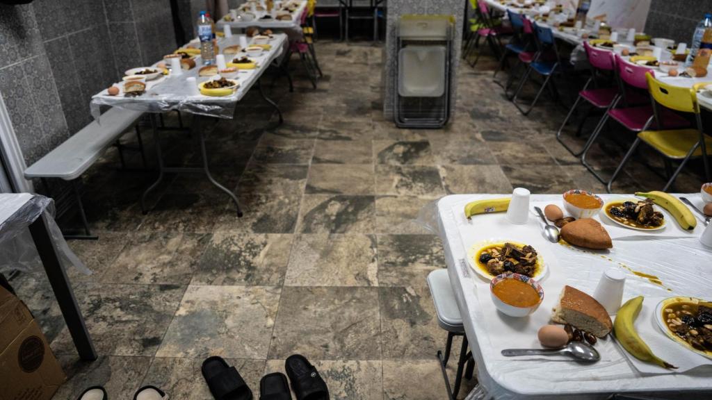 Mesas preparadas para el iftar en la Mezquita del Carmel