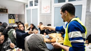 "Cuando la gente no busca lucrarse, las cosas salen bien": Así es el iftar solidario en el Carmel que se repite cada año en Ramadán