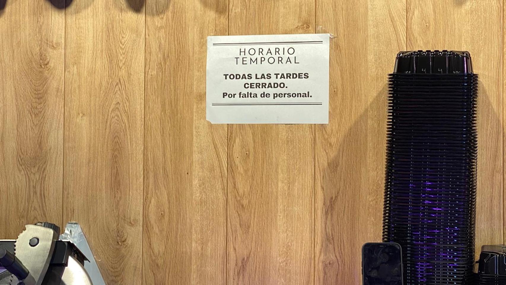 Cartel que advierte de las causas del cierre vespertino