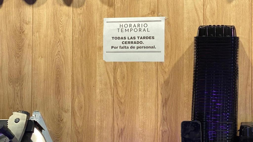 Cartel que advierte de las causas del cierre vespertino