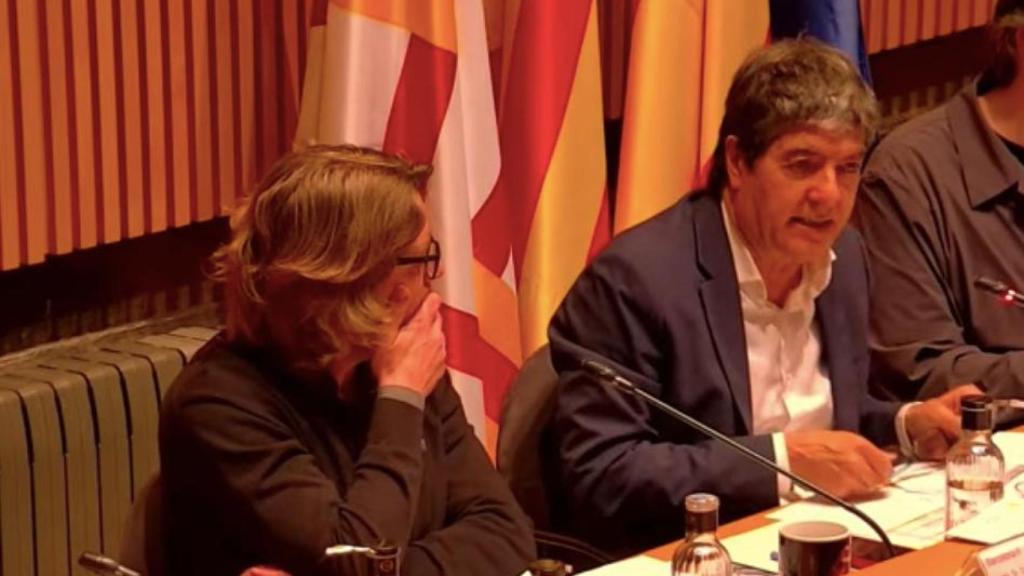 El regidor de Sant Martí, David Escudé, junto al gerente del distrito, Josep Garcia, en la Audiencia Pública de Sant Martí