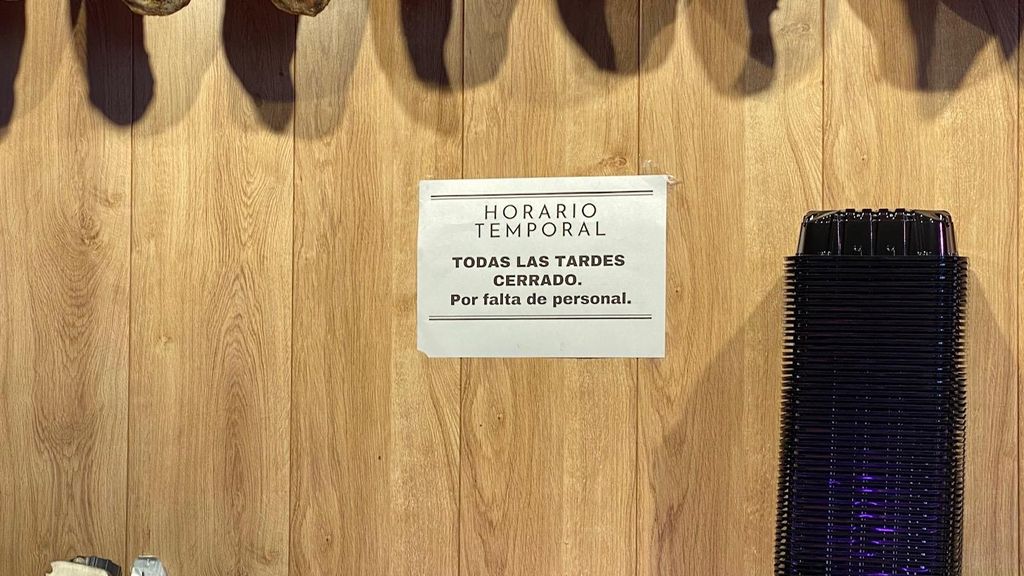 Cartel que advierte de las causas del cierre vespertino