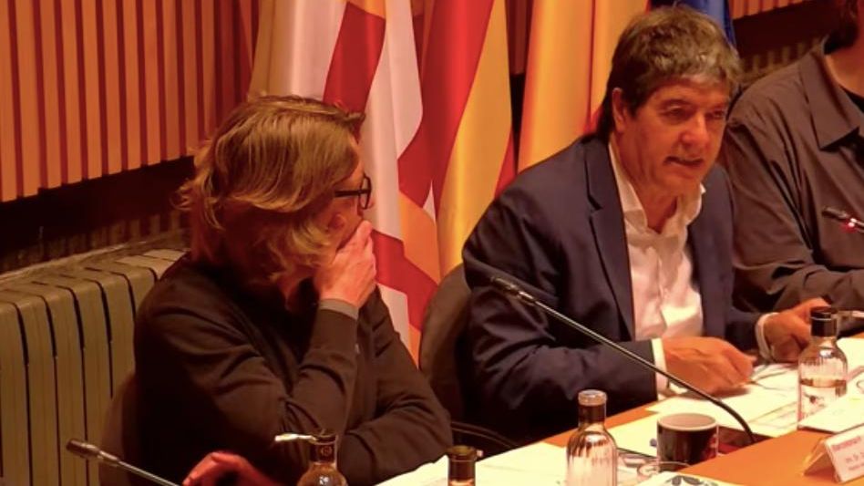 El regidor de Sant Martí, David Escudé, al costat del gerent del districte, Josep Garcia, a l'Audiència Pública de Sant Martí