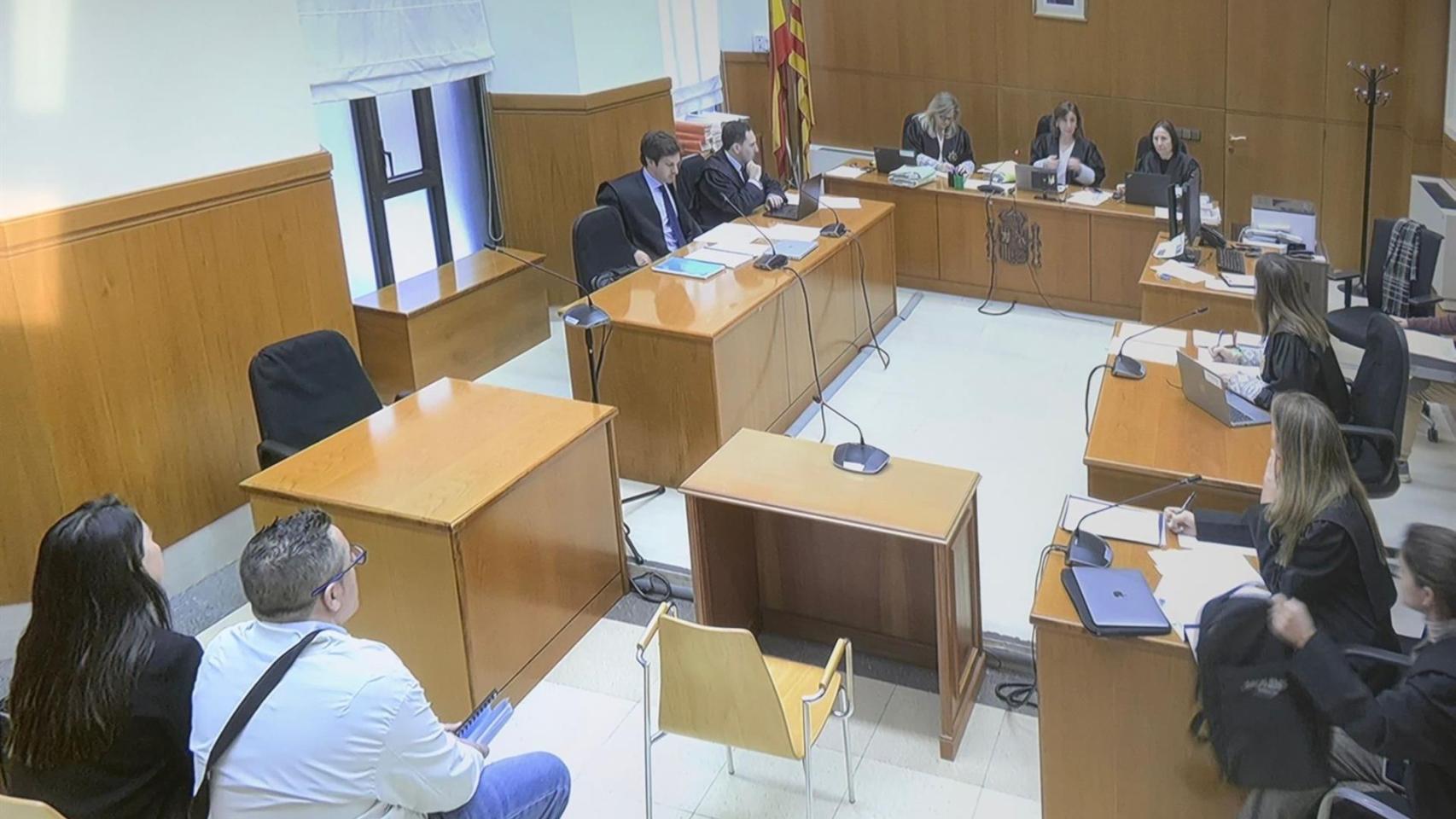 Los dos guardias civiles durante el juicio celebrado este miércoles en la Audiencia Provincial de Barcelona