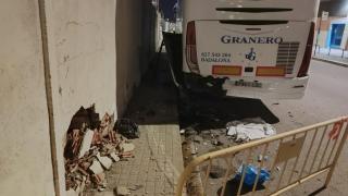 Imagen del accidente del coche policial con el autocar estacionado en Badalona