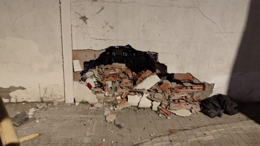 Imagen del accidente del coche policial con el autocar estacionado en Badalona