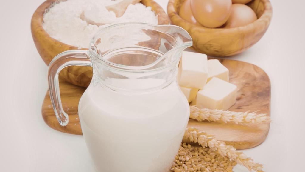 Leche, harina y mantequilla en una imagen de archivo