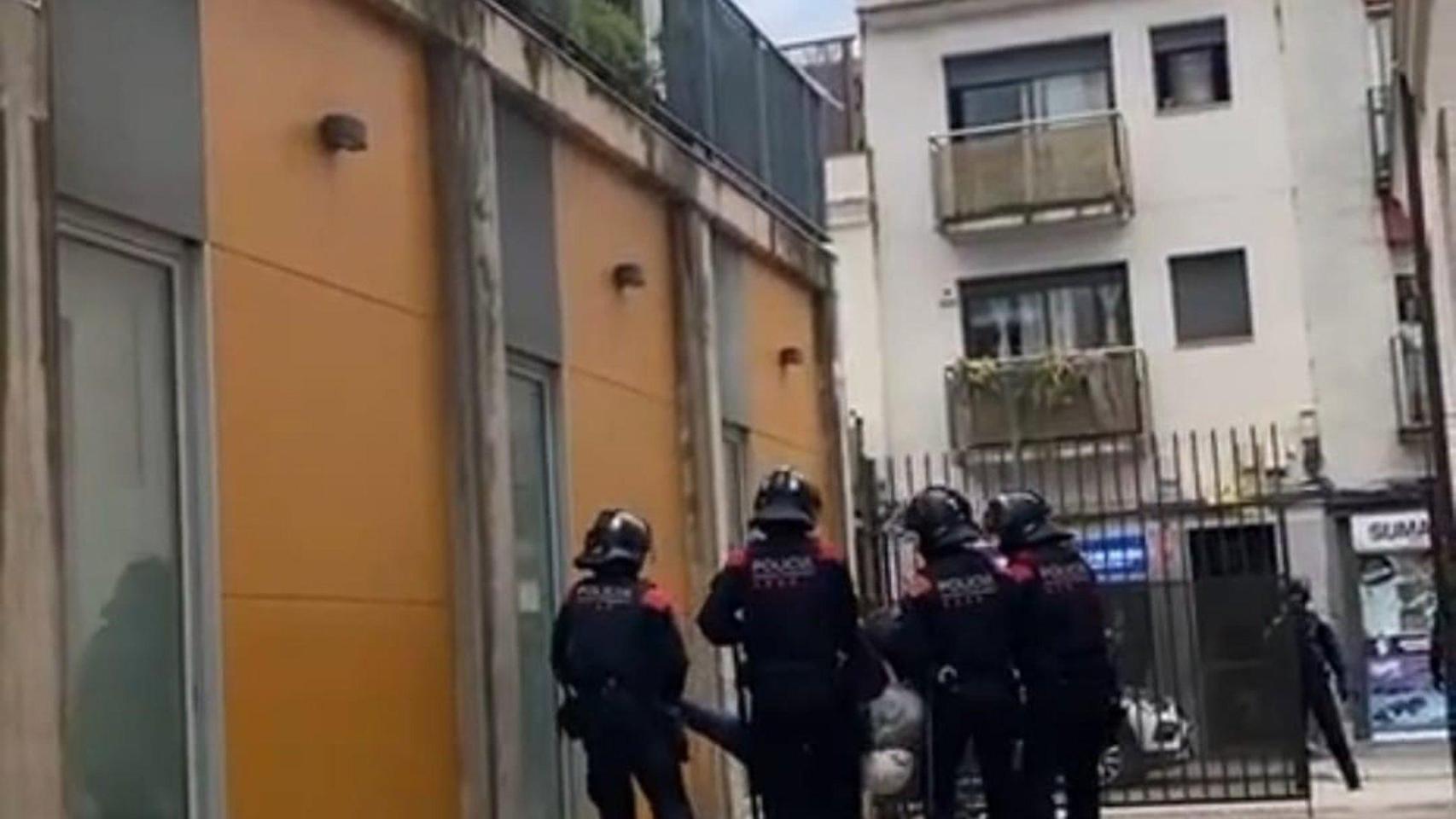 Los Mossos desalojan más de una veintena de docentes encerrados en Mataró