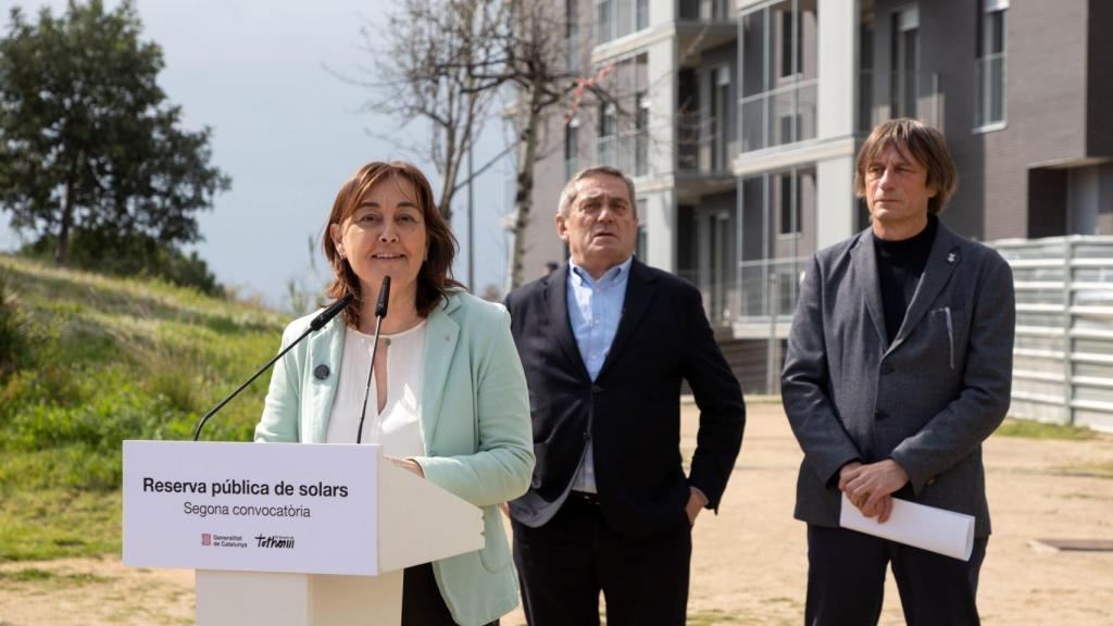 La consellera de Territori, Sílvia Paneque; el gerente del AMB, Ramon Torra, y el alcalde de Montgat, Andreu Absil,
