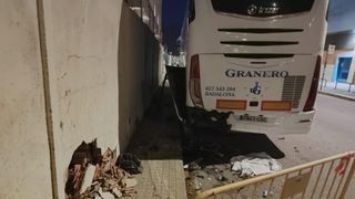 Imagen del accidente del coche policial con el autocar estacionado en Badalona