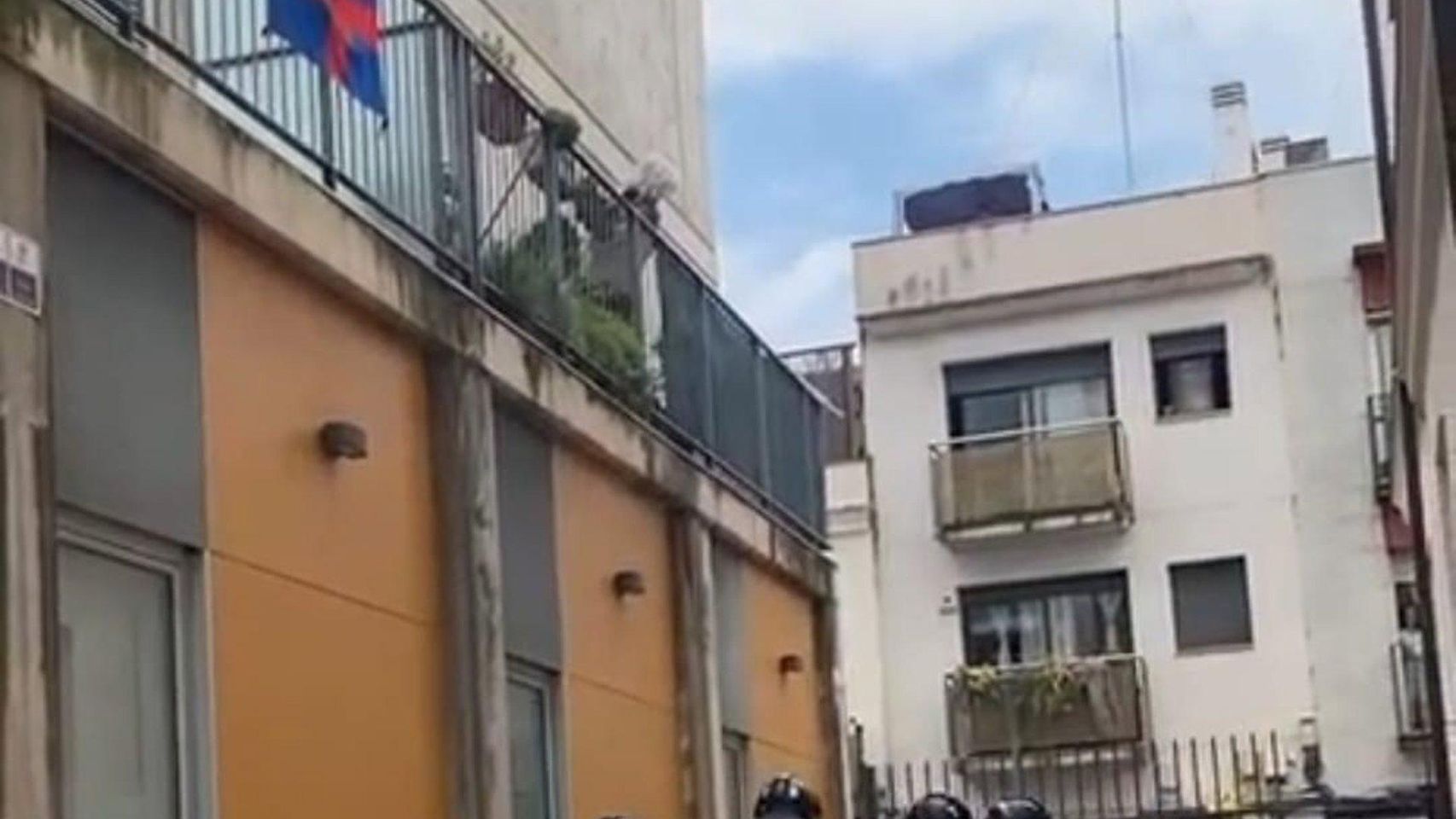 Los Mossos desalojan más de una veintena de docentes encerrados en Mataró