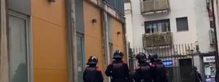Los Mossos desalojan más de una veintena de docentes encerrados en Mataró