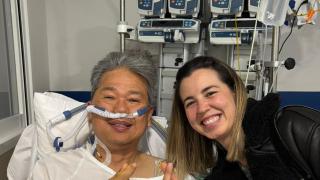 Agente de la Policía Nacional visitando en el hospital a turista al que le salvó la vida