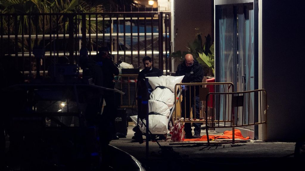 Dos personas trasladan el cadáver aparecido, a 19 de marzo de 2026, en Barcelona, Catalunya (España)