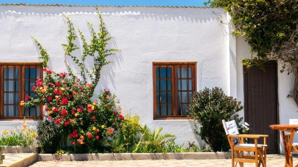 Fachada de una casa en imagen de archivo