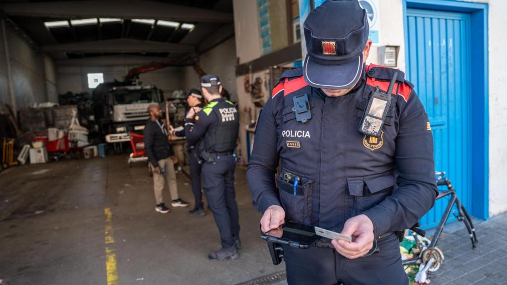 Agentes de Mossos d'Esquadra y Policía Municipal de Sabadell durante el 'Pla Kanpai'