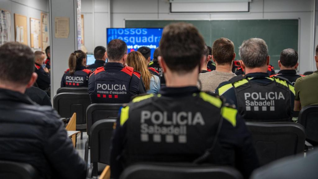 Agentes de Mossos d'Esquadra y Policía Municipal de Sabadell durante el 'Pla Kanpai'