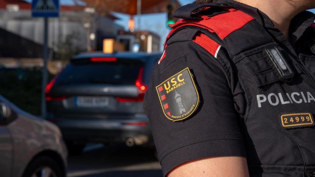 Una agente de mossos en un control por carretera durante el 'Pla Kanpai' de Sabadell