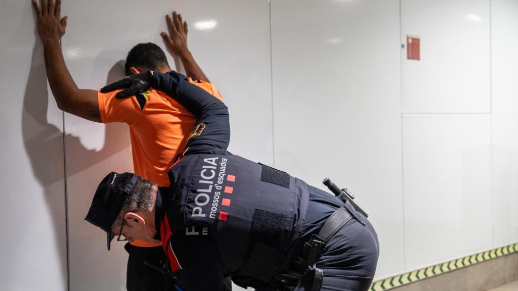 Un agentes de Mossos d'Esquadra registrando a un delincuente durante el 'Pla Kanpai' en Sabadell