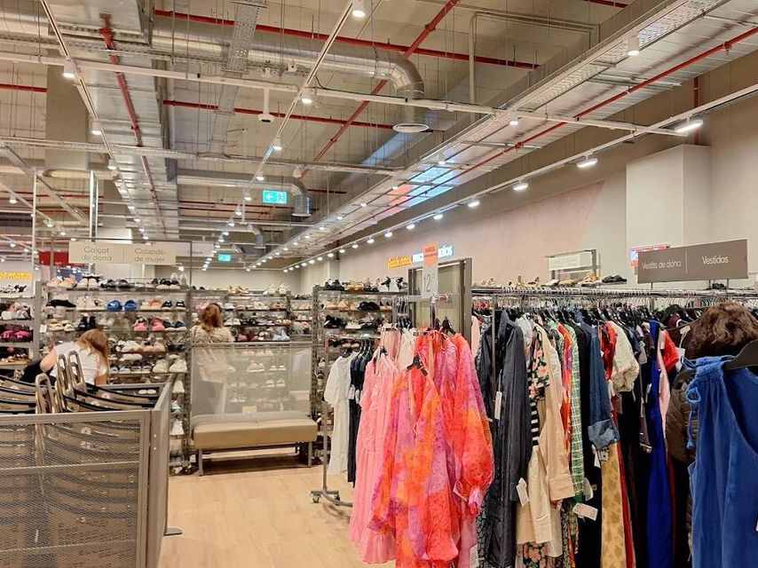 Interior de off-price TK Maxx