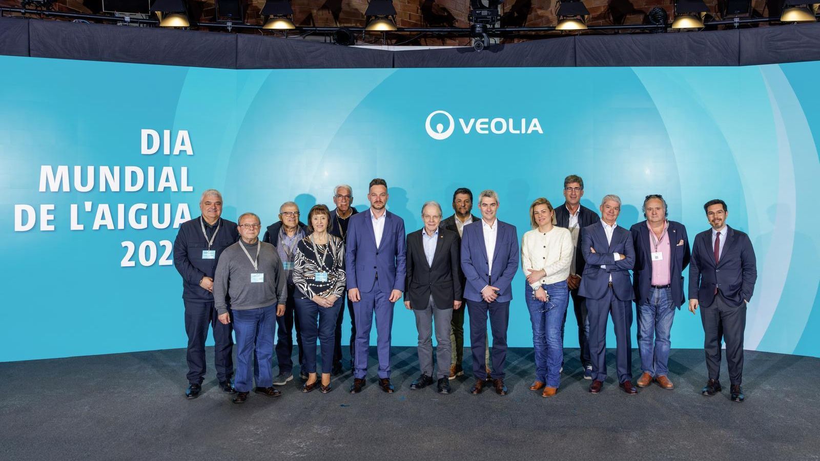 Daniel Tugues, director país de Veolia a Espanya; Felipe Campos, conseller delegat d'Aigües de Barcelona; Ignacio Escudero, director general d'Aigües de Barcelona; Toni Aira, periodista i conductor de l’acte; i representants de la ciutadania i entitats socials: FECAC; Fundació La Carena; Casa de Andalucia; Eix Comercial Creu Coberta; Xuntanza; Fedelatina; Casa Madrid