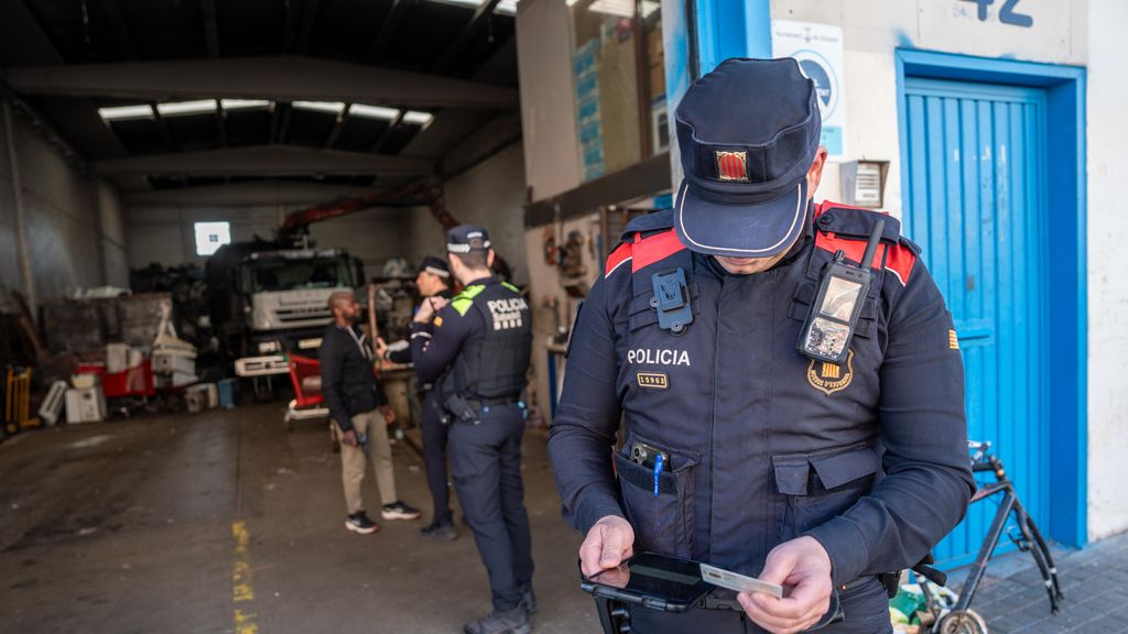 Agentes de Mossos d'Esquadra y Policía Municipal de Sabadell durante el 'Pla Kanpai'