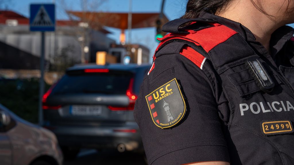 Una agent de mossos en un control per carretera durant el 'Pla Kanpai' de Sabadell
