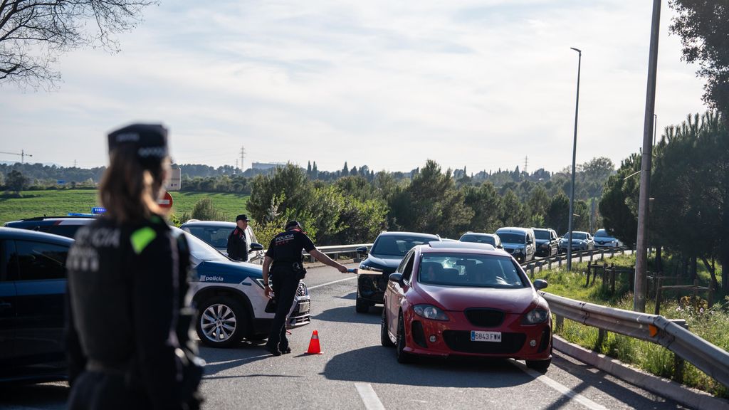 Agents de Mossos d'Esquadra i Policia Municipal de Sabadell durant el 'Pla Kanpai'