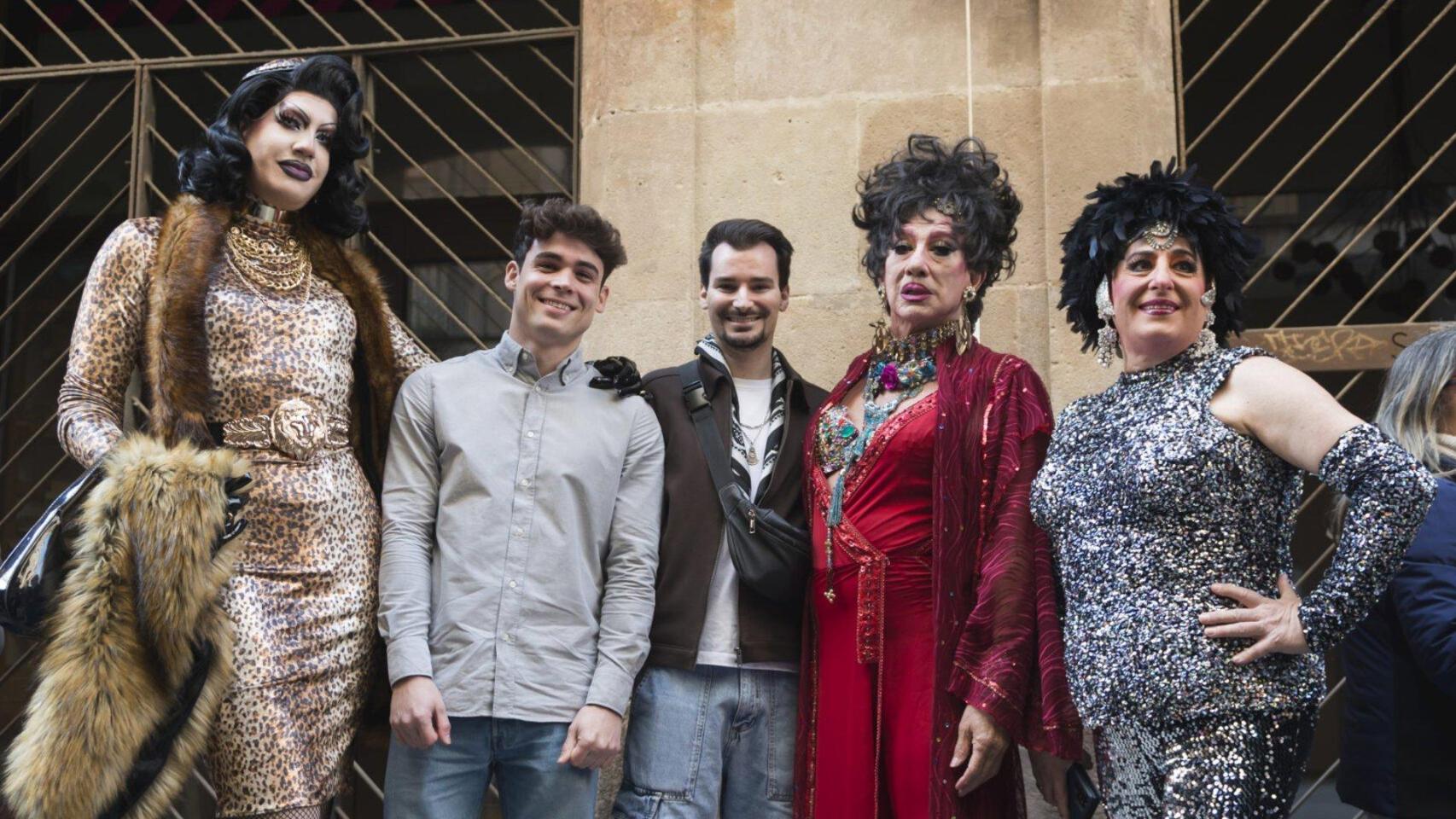Representantes municipales y allegados de Carmen de Mairena junto a su placa homenaje