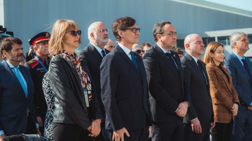 Las autoridades durante el homenaje a las víctimas