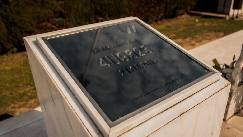 Placa que recuerda a las víctimas del accdiente