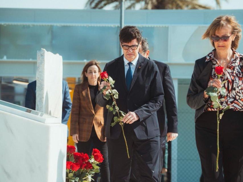 Salvador Illa realizando el homenaje a las víctimas del accidente