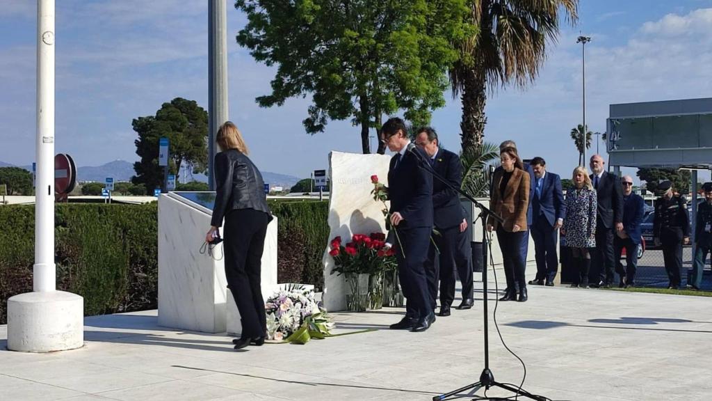Familiares y autoridades durante el homenaje a las víctimas