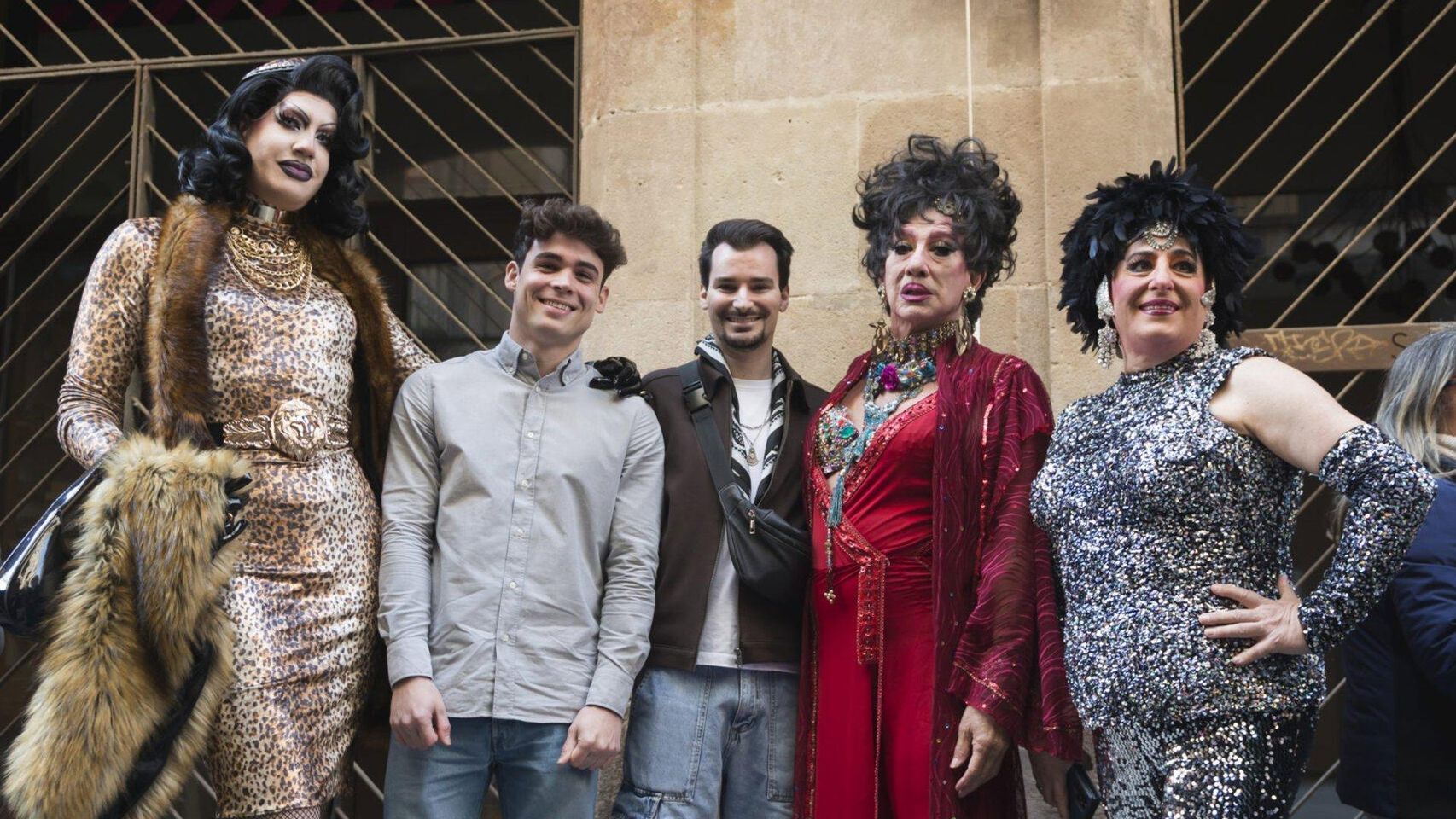 Representantes municipales y allegados de Carmen de Mairena junto a su placa homenaje