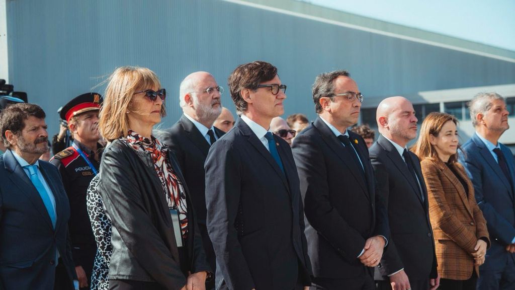 Les autoritats durant l'homenatge a les víctimes