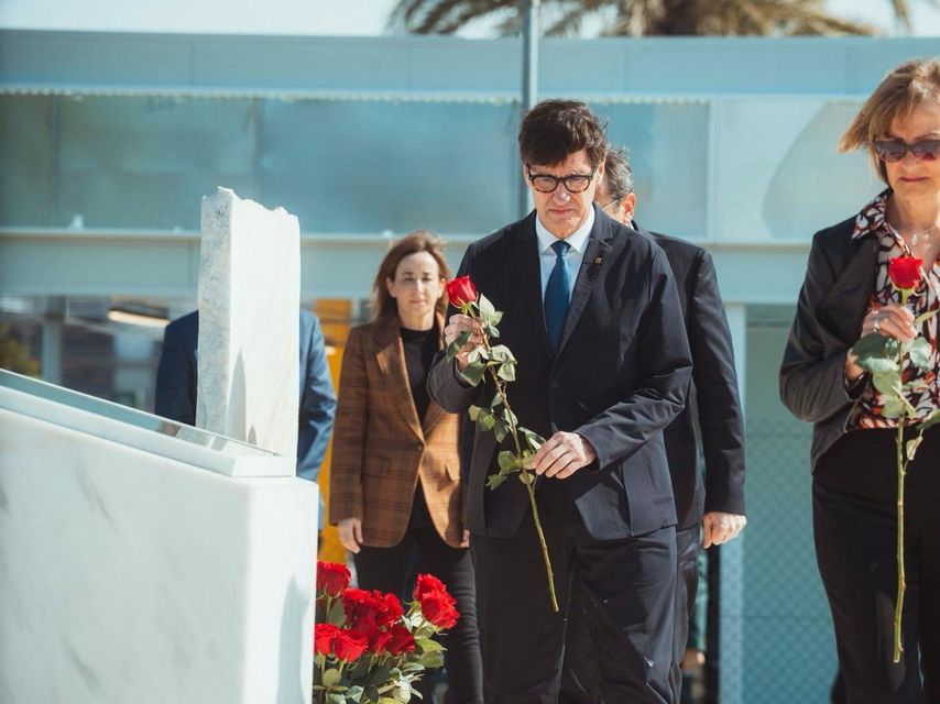 Salvador Illa realitzant l'homenatge a les víctimes de l'accident