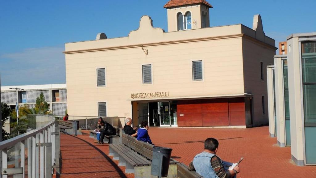 Exterior de la biblioteca de Can Peixauet de Santa Coloma