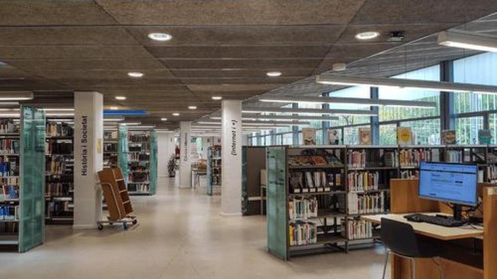 Interior de la biblioteca de Can Peixauet de Santa Coloma