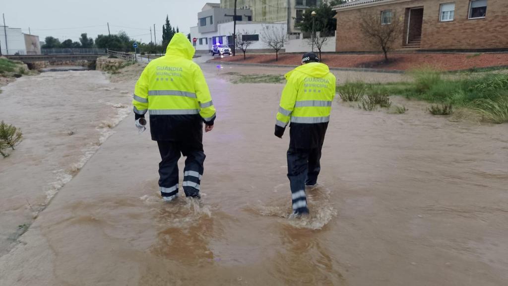 Vigilantes municipales durante la DANA de Valencia