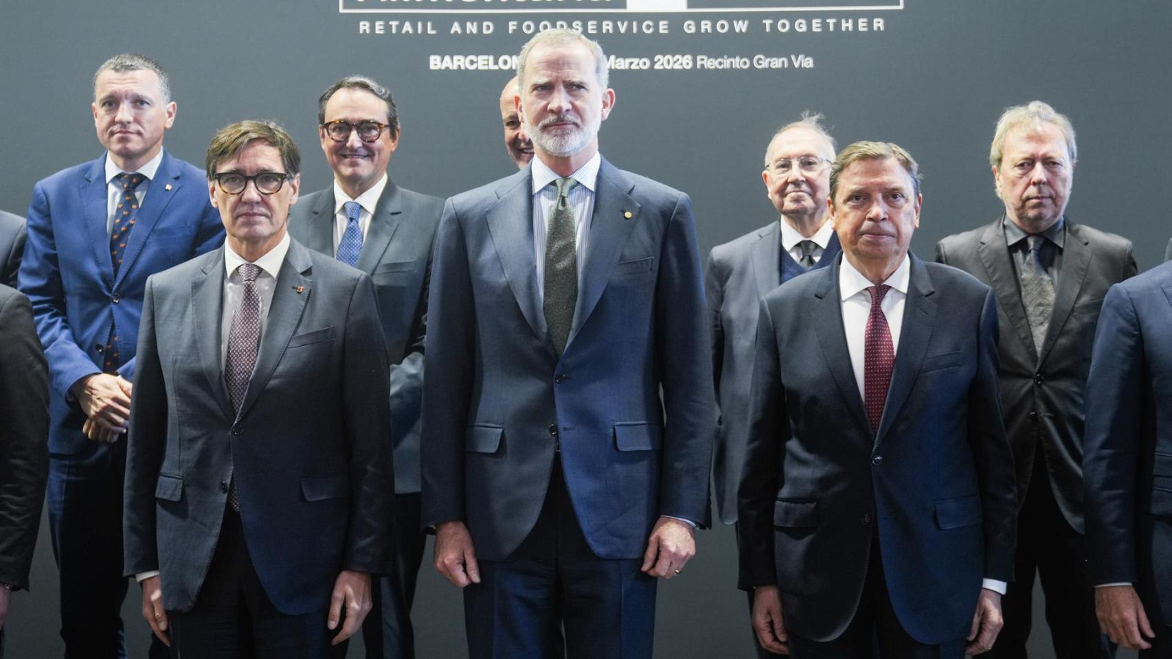 El Rey Felipe VI (c); el president de la Generalitat, Salvador Illa (i), y el ministro de Agricultura, Pesca y Alimentación, Luis Planas (d), durante la inauguración del Salón Internacional de la Alimentación y Bebidas Alimentaria 2026