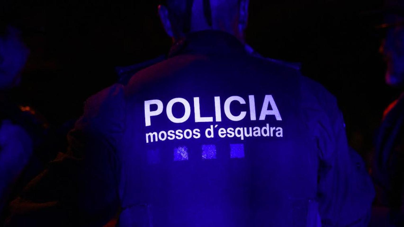 Un agente de Mossos d'Esquadra durante un operativo policial