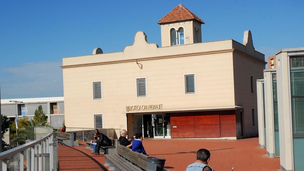 Exterior de la biblioteca de Can Peixauet de Santa Coloma